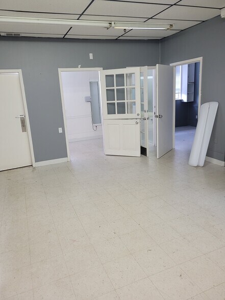 More Photos Of 55 Central Ave, Farmingdale Warehouse For Lease