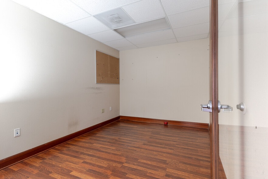 More Photos Of 1020 W Magnolia Blvd, Burbank Warehouse For Lease