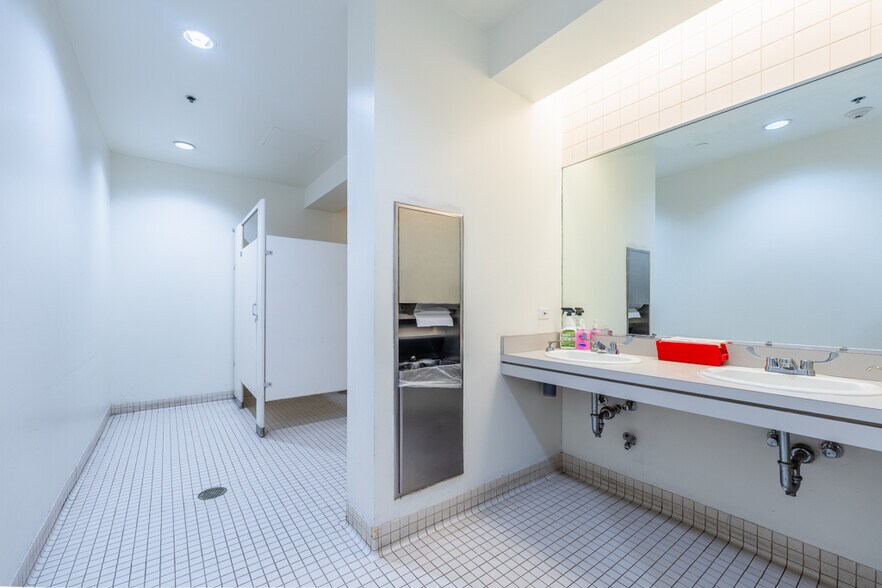 More Photos Of 2110 E Governors Cir, Houston Light Manufacturing For Sale