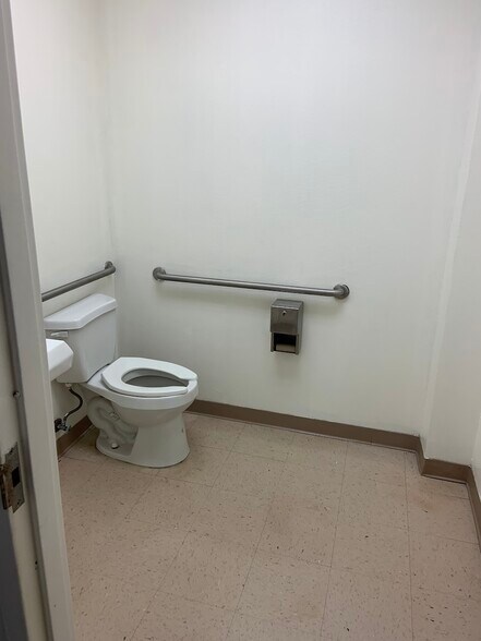 More Photos Of 8825 Eastex Fwy, Beaumont Warehouse For Lease