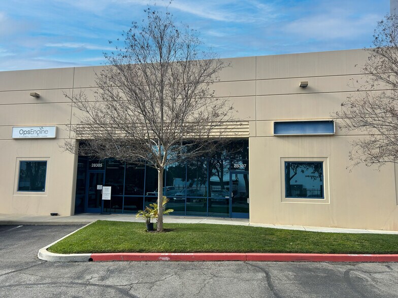 More Photos Of 28303-28319 W Industry Dr, Valencia Warehouse For Lease