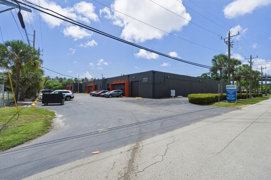 More Photos Of 2968 Ravenswood Rd, Fort Lauderdale Warehouse For Lease