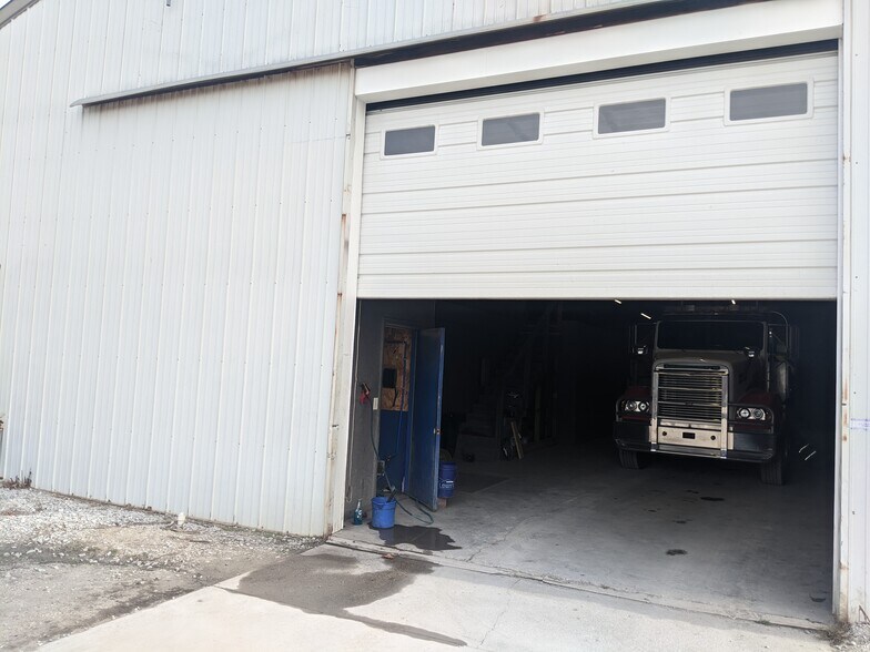 More Photos Of 800 N 3rd St, Terre Haute Warehouse For Lease