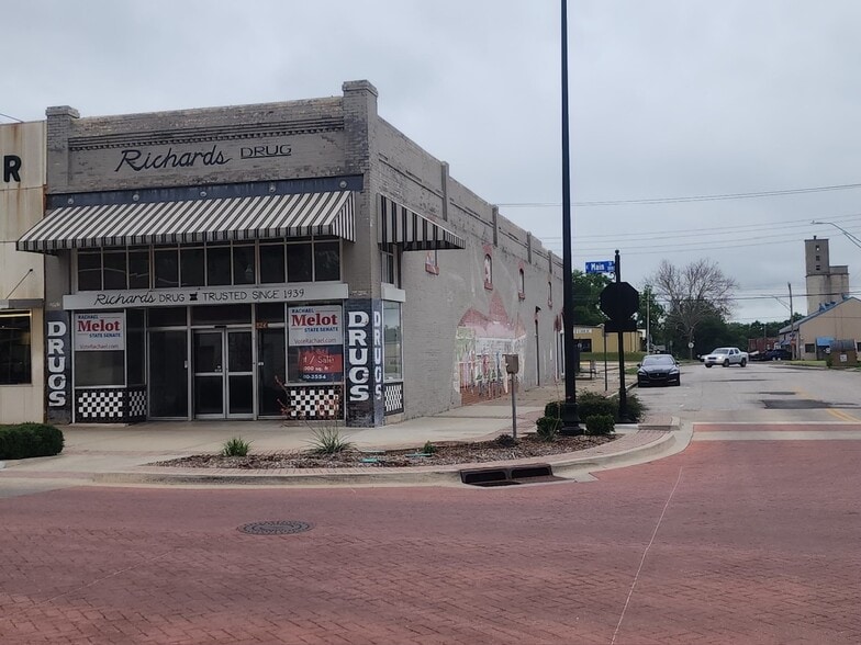 More Photos Of 324 E Main St, Shawnee Storefront For Sale