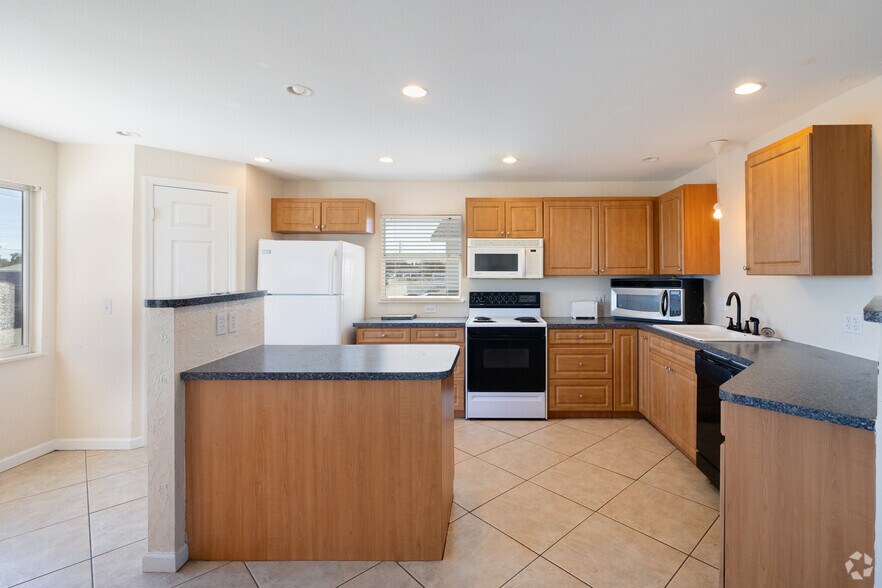 More Photos Of 236 Grove St S, Venice Freestanding For Sale