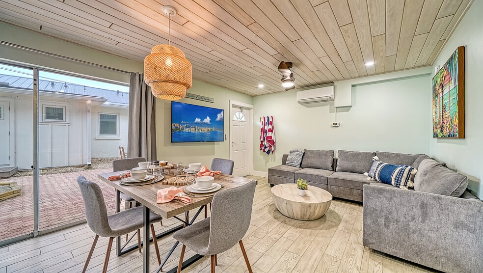 More Photos Of 104 Avenida Veneccia, Siesta Key Multifamily For Sale
