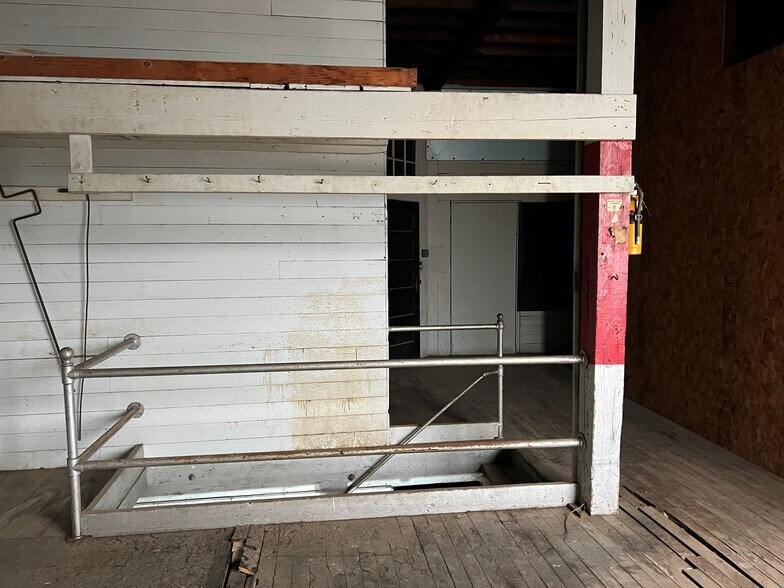 More Photos Of 616 N Jackson St, Danville Warehouse For Sale