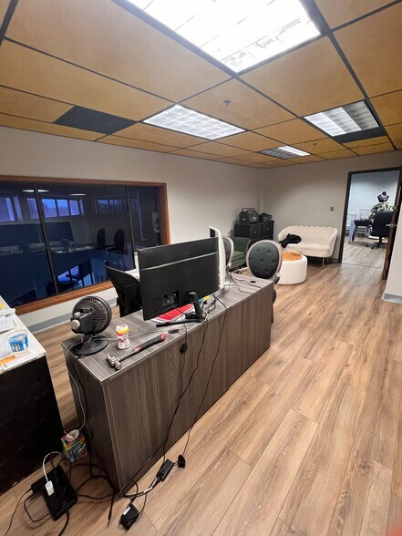 More Photos Of 8140 E Butherus Dr, Scottsdale Auto Dealership For Lease