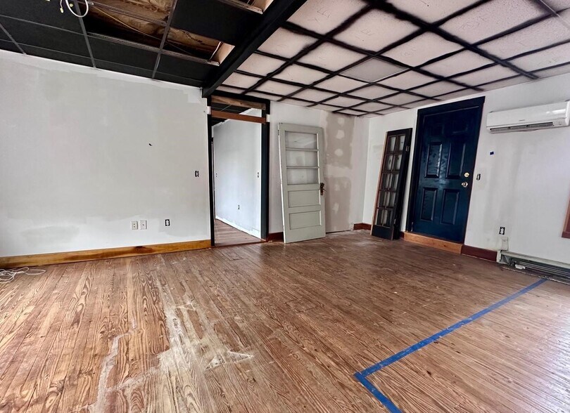 More Photos Of 8 W Broadway, Etters Office For Sale
