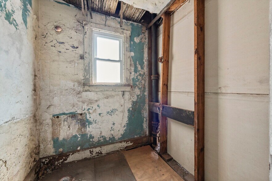 More Photos Of 1648 Vine St, Cincinnati Storefront Retail Residential For Sale