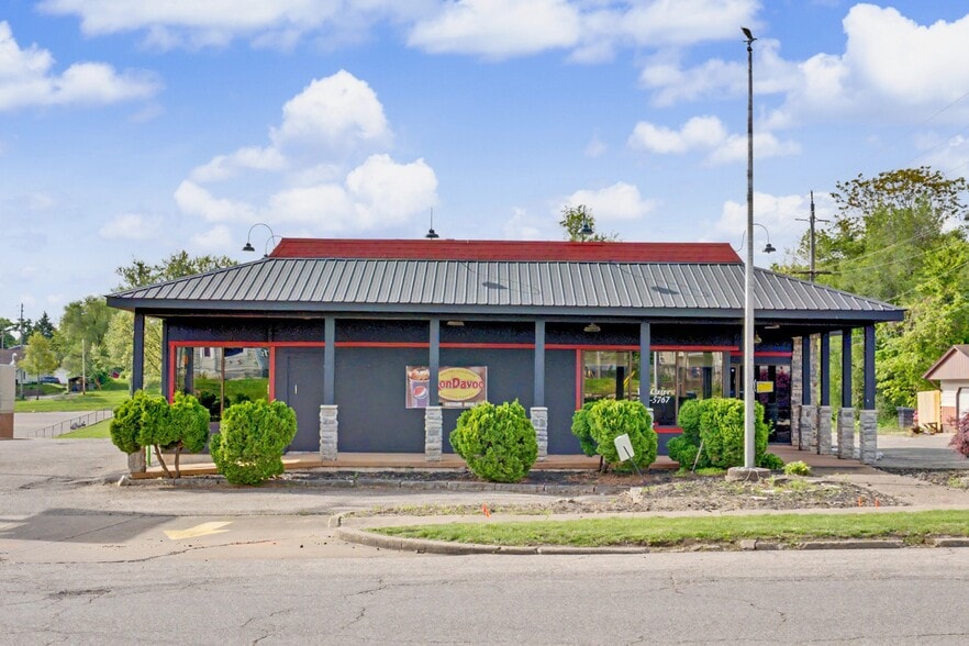 Primary Photo Of 605 S 10th St, Burlington General Retail For Sale