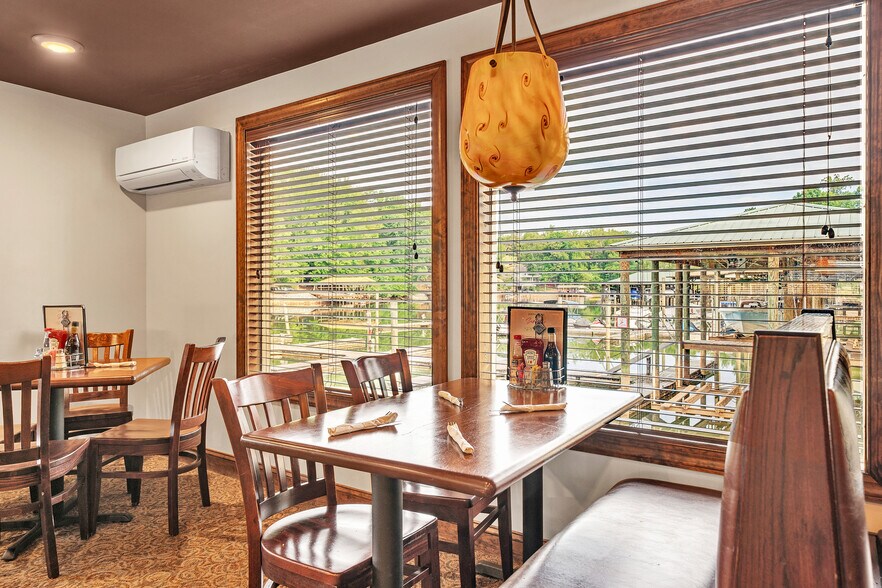 More Photos Of 1041 Harbour Inn Ln, Moneta Restaurant For Sale