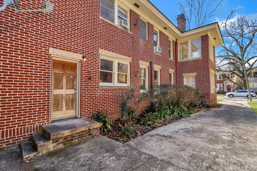 More Photos Of 210 E 48th St, Savannah Apartments For Sale