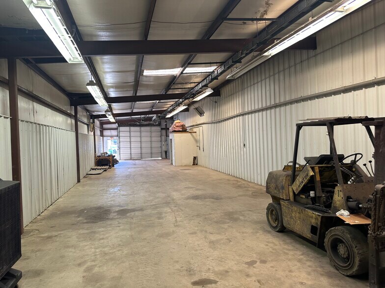 More Photos Of 3575 Thompson Rd, Keller Warehouse For Lease