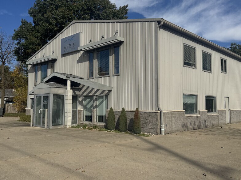 Primary Photo Of 818 Erwin St, Elkhart Office For Lease