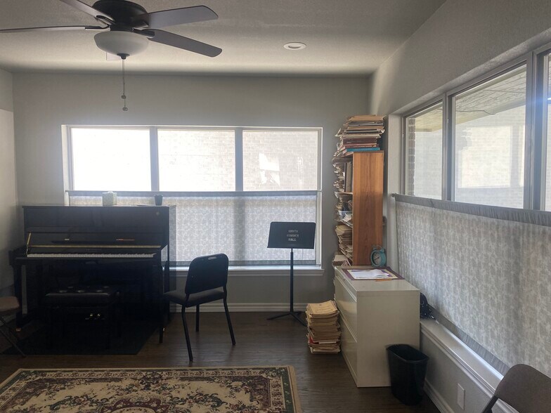 More Photos Of 2816 Hemphill St, Fort Worth Office For Sale