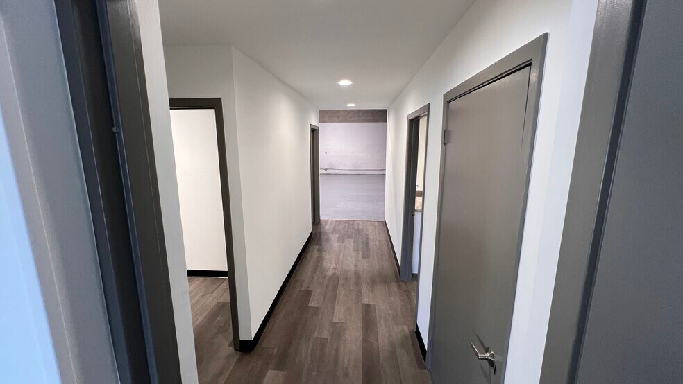 More Photos Of 4700 W 137th St, Crestwood Warehouse For Lease