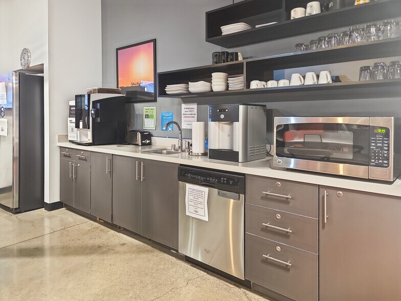 More Photos Of 6701 Koll Center Pky, Pleasanton Coworking Space