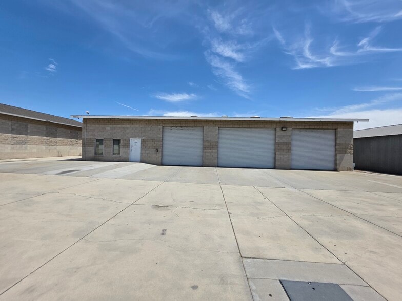 More Photos Of 1561-1571 S Lilac Ave, Bloomington Warehouse For Lease