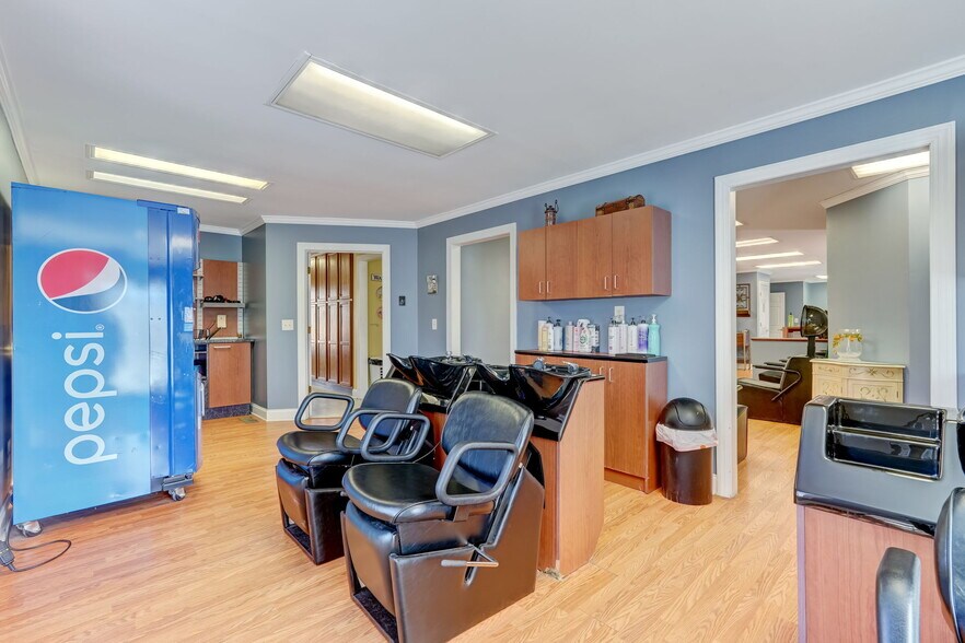 More Photos Of 1418 Freeway Dr, Reidsville Freestanding For Sale