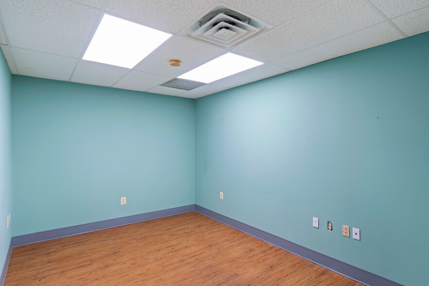 More Photos Of 9380 Forestwood Ln, Manassas Office For Lease