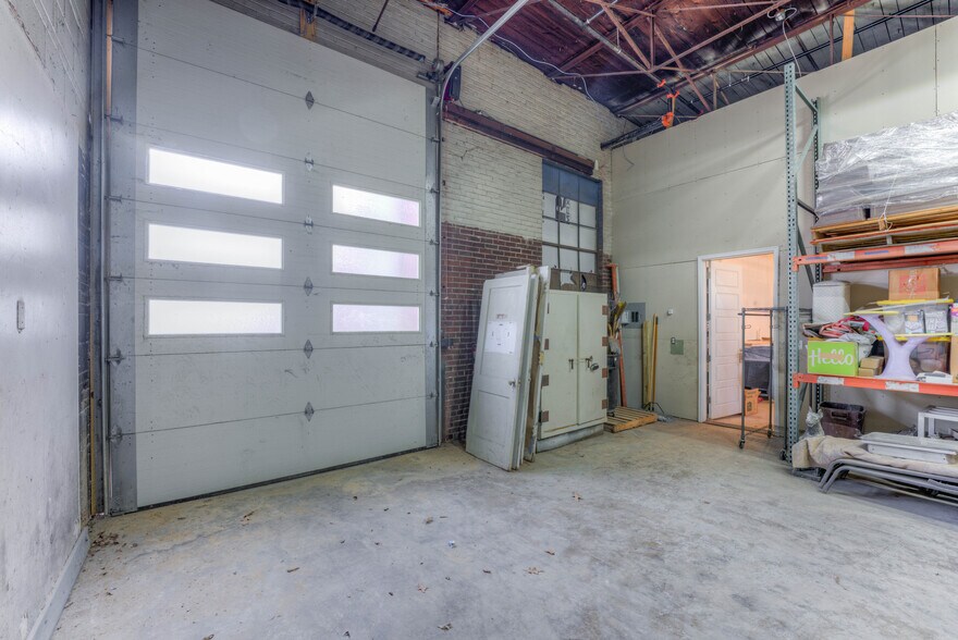 More Photos Of 405 Monroe Ave, Memphis Showroom For Sale