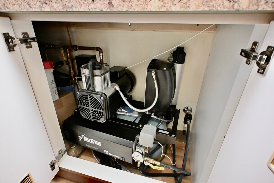 More Photos Of 4 Dearfield Dr, Greenwich Medical For Lease