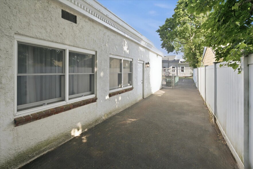More Photos Of 33 Candee Ave, Sayville Medical For Lease