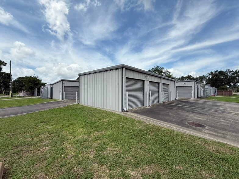 More Photos Of 1420 S 21st St, Nederland Specialty For Sale