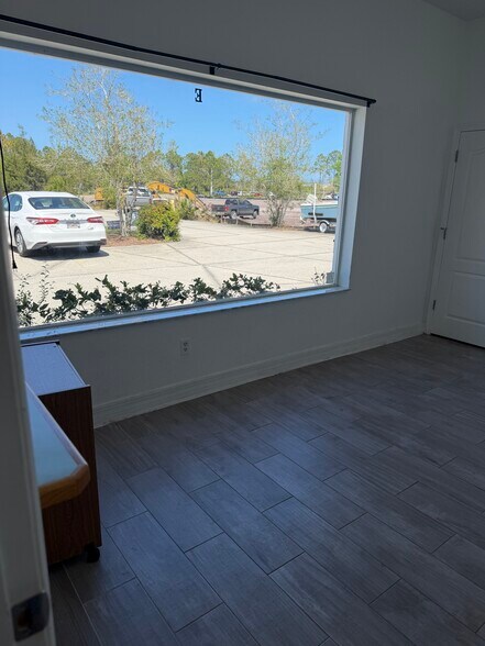 More Photos Of 4751 E Moody Blvd, Bunnell Showroom For Lease
