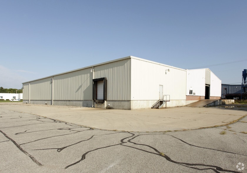 More Photos Of 811 S Eisenhower Dr, Goshen Warehouse For Lease