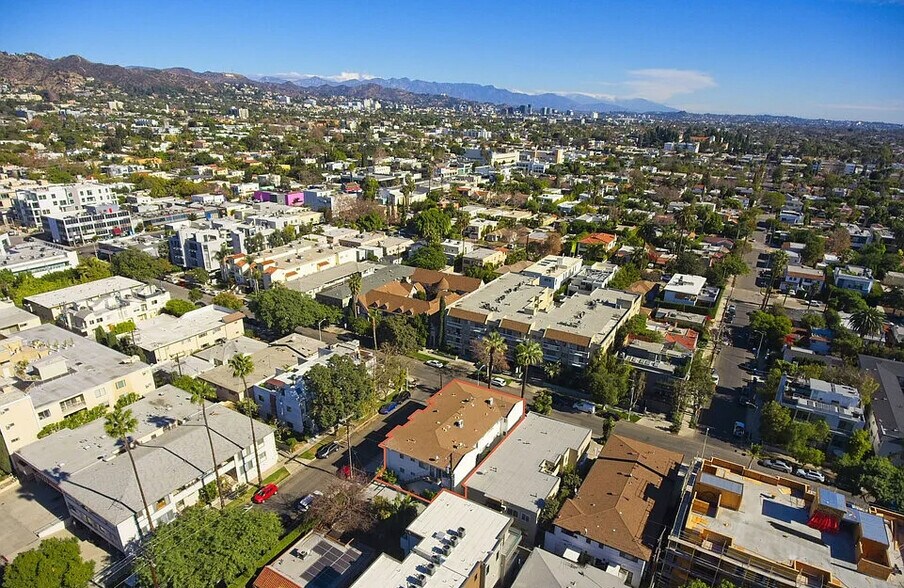 More Photos Of 561 N Sweetzer Ave, Los Angeles Apartments For Sale