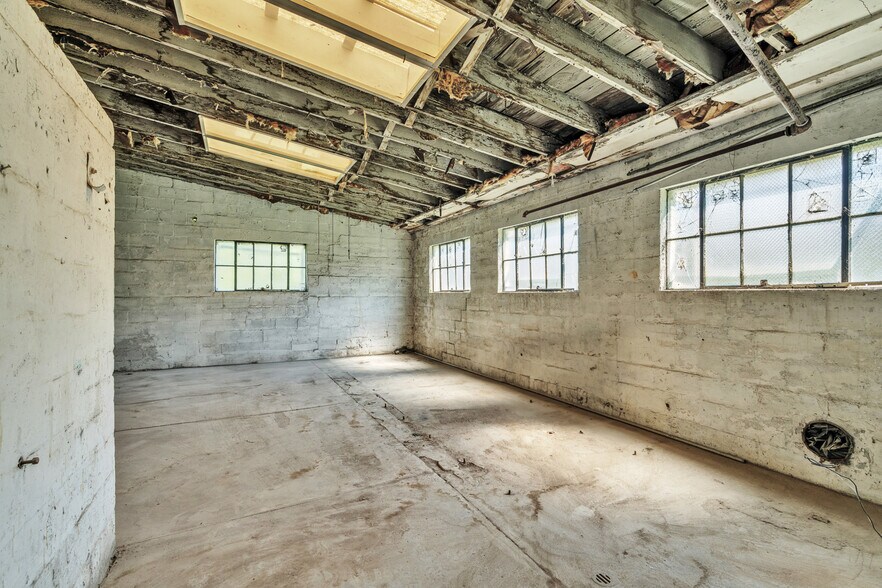 More Photos Of 30 E 3rd St, New Albany Warehouse For Sale