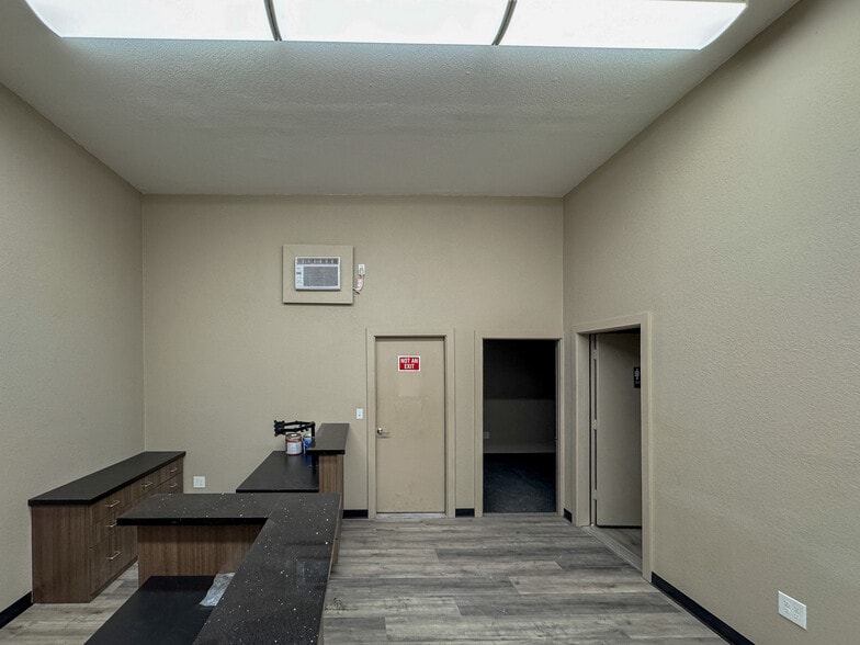 More Photos Of 902 SE Textron Dr, Bend Warehouse For Lease