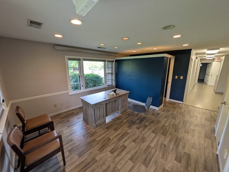 More Photos Of 2527 W Dublin Granville Rd, Columbus Veterinarian Kennel For Sale