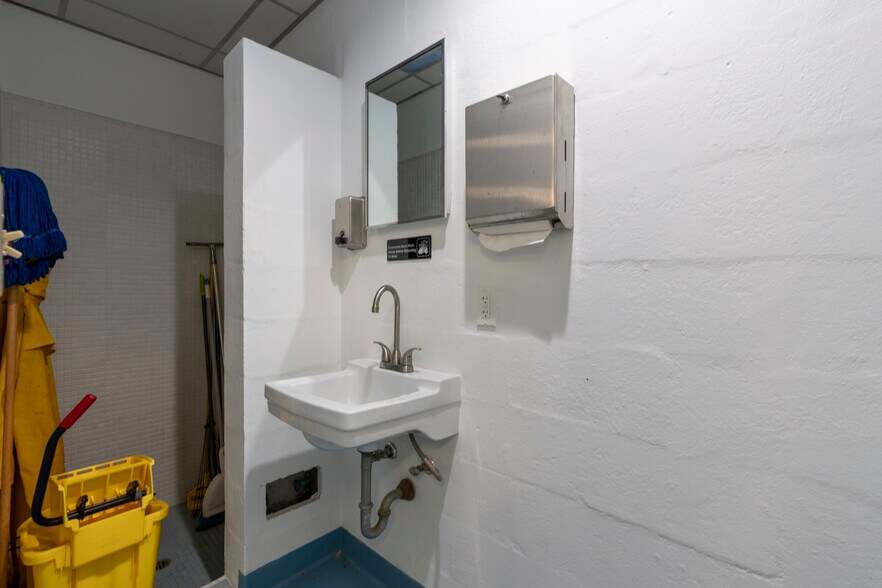 More Photos Of 218 S F St, Lake Worth Beach Warehouse For Sale