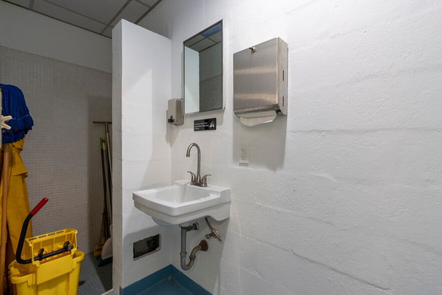 More Photos Of 218 S F St, Lake Worth Warehouse For Sale