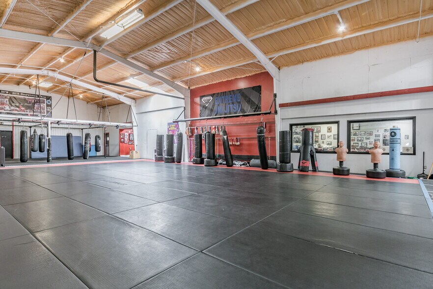 More Photos Of 5740 Canyon Dr, Amarillo Warehouse For Sale