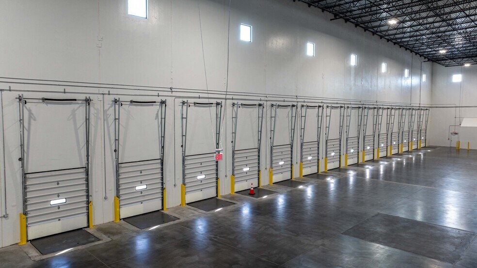 More Photos Of 245 Paterson Plank Rd, Carlstadt Distribution For Lease