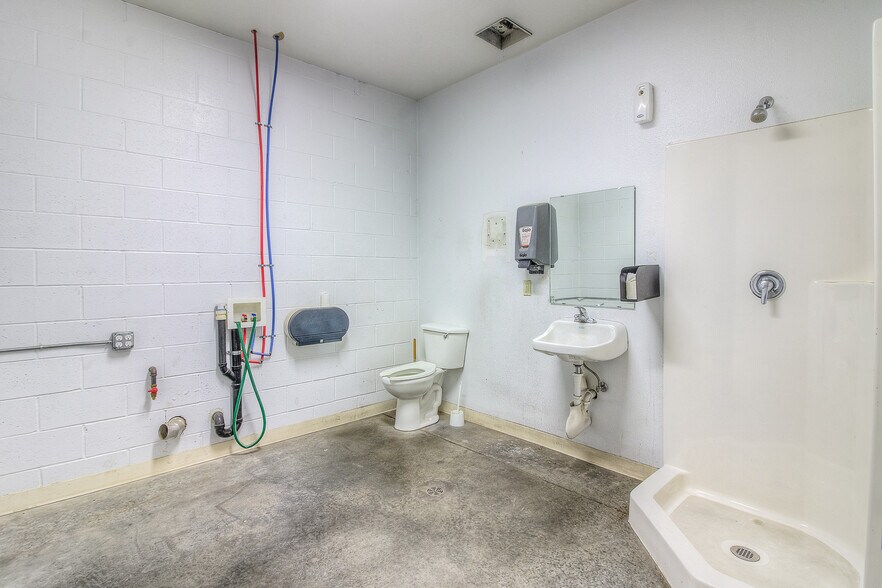 More Photos Of 501 Stover Rd, Grandview Industrial For Sale