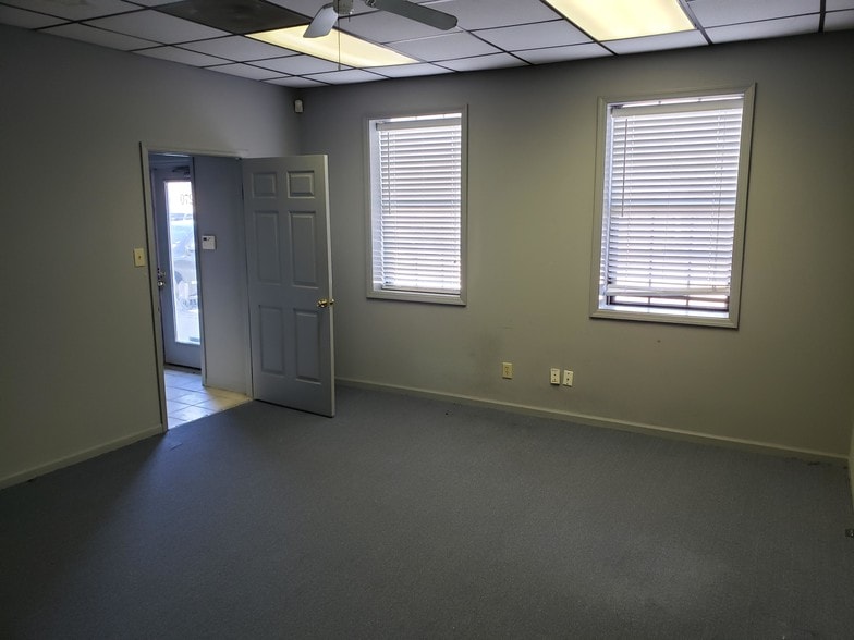 More Photos Of 301-321 Pinedge Dr, Berlin Unknown For Lease