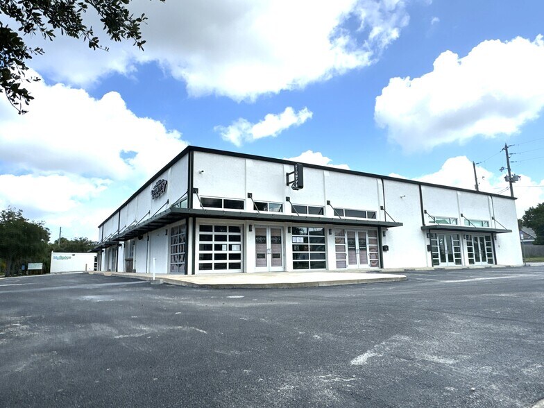 More Photos Of 201 E Center St, Tarpon Springs Bar For Lease