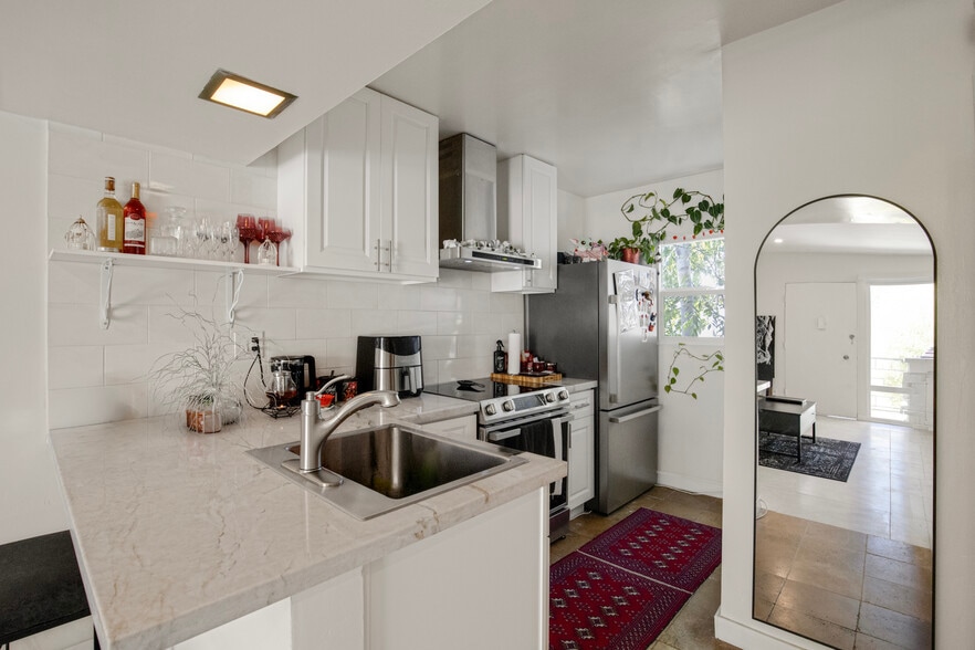 More Photos Of 1959 Grace Ave, Los Angeles Apartments For Sale