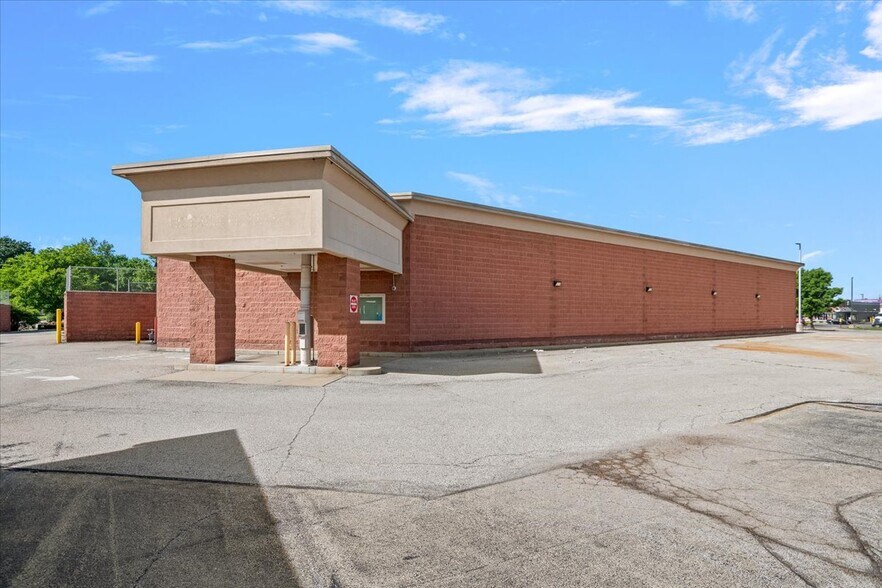 More Photos Of 601-621 S Grand Ave E, Springfield Drugstore For Lease