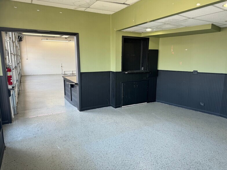 More Photos Of 5 S Madison St, Oswego Storefront Retail Office For Lease