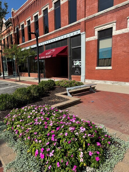 More Photos Of 100 E Park St, Olathe Office For Lease