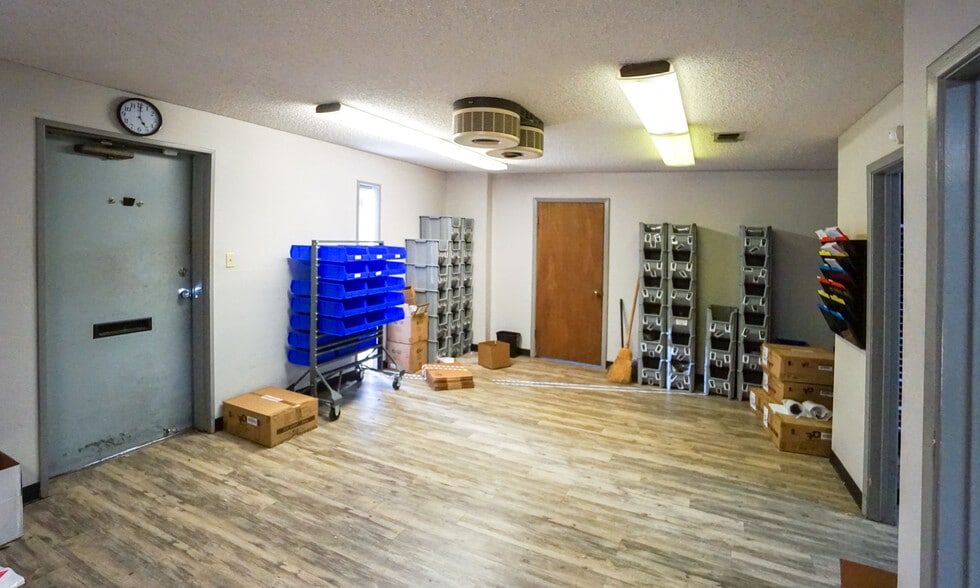 More Photos Of 1500 Chisholm Trail Rd, Round Rock Warehouse For Lease