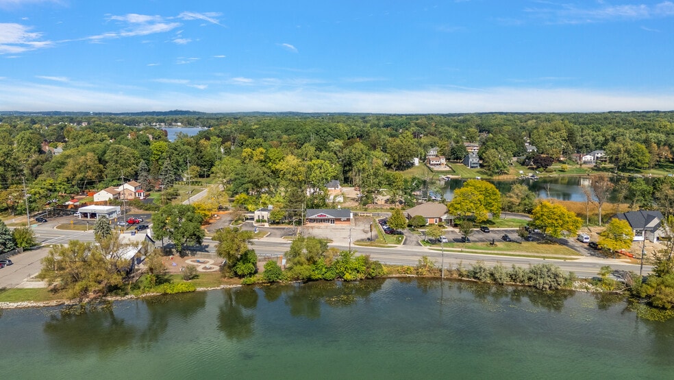 More Photos Of 2974 W Walton Blvd, Waterford Freestanding For Sale