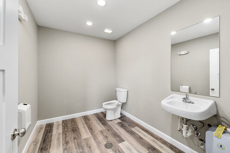 More Photos Of 240 Hub Circle, Cookeville Showroom For Lease