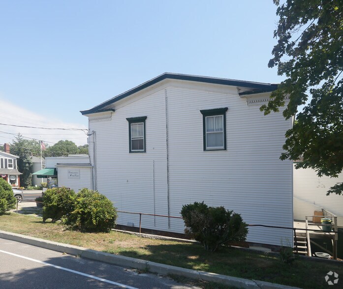 More Photos Of 53740 Main Rd, Southold Storefront Retail Office For Lease